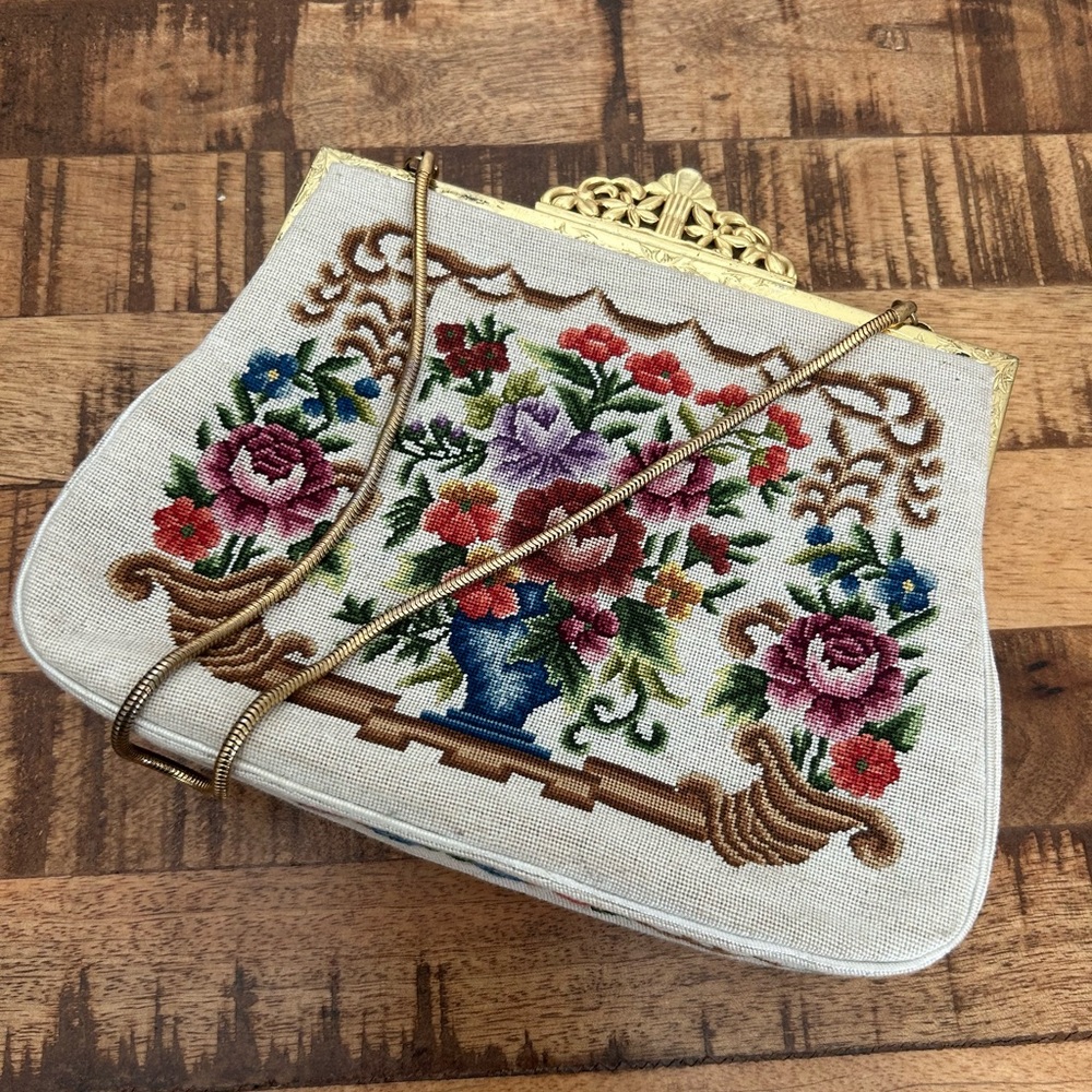 Vintage Style Mid Century Petit Floral Embroider Tapestry Purse Chain Excellent